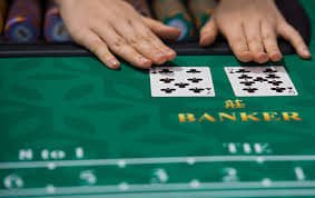Free Play mode on 8id aplikasi showing live roulette table with practice credits displayed
